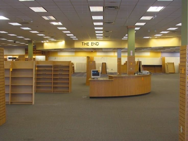 Uma biblioteca vazia com iluminação suave e mobília simples e antiga